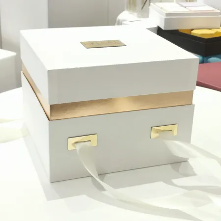 SCATOLA LUXURY PANETTONE CON DETTAGLI IN ORO 2