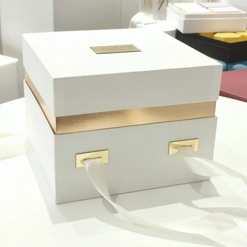 SCATOLA LUXURY PANETTONE CON DETTAGLI IN ORO