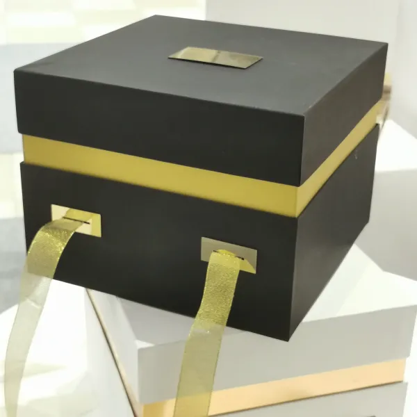 SCATOLA LUXURY PANETTONE CON DETTAGLI IN ORO