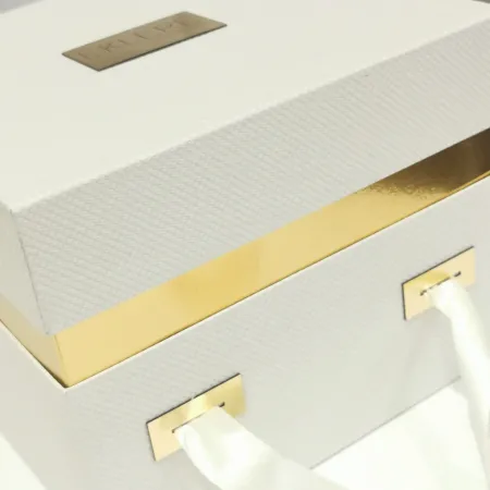 SCATOLA LUXURY PANETTONE CON DETTAGLI IN ORO