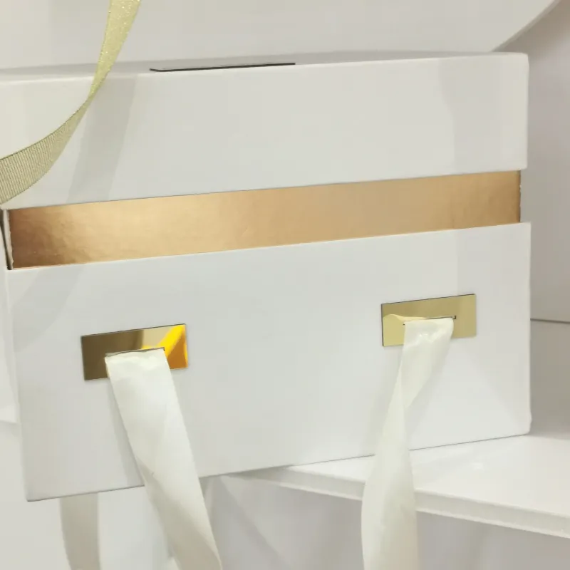 SCATOLA LUXURY PANETTONE CON DETTAGLI IN ORO