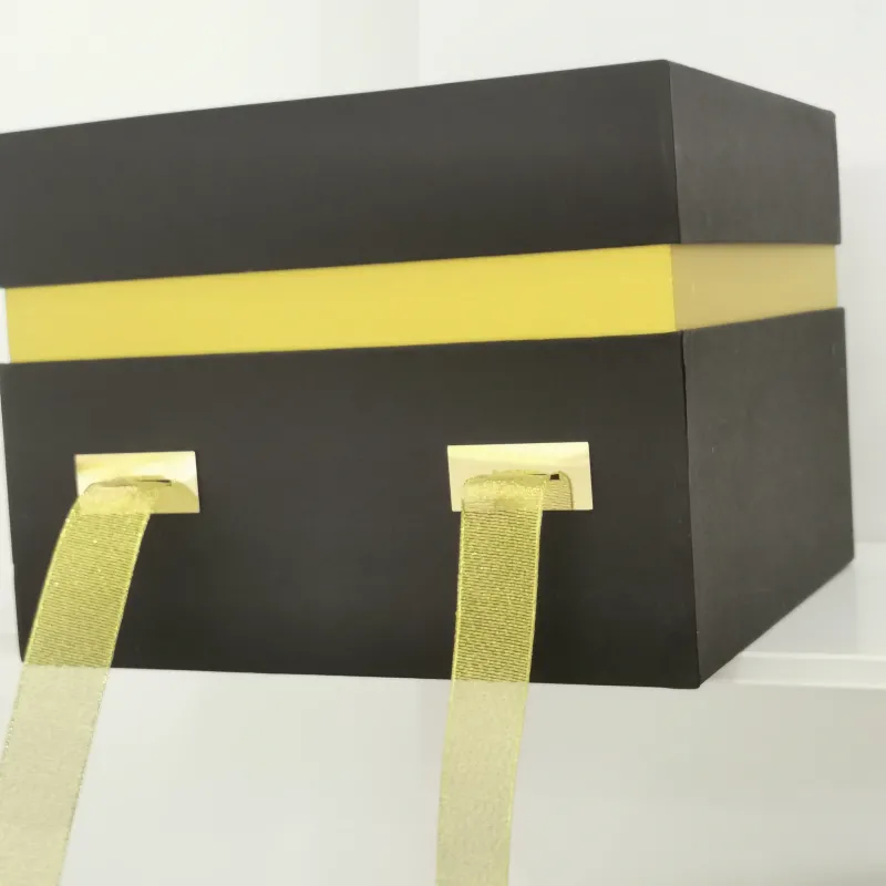 SCATOLA LUXURY PANETTONE CON DETTAGLI IN ORO