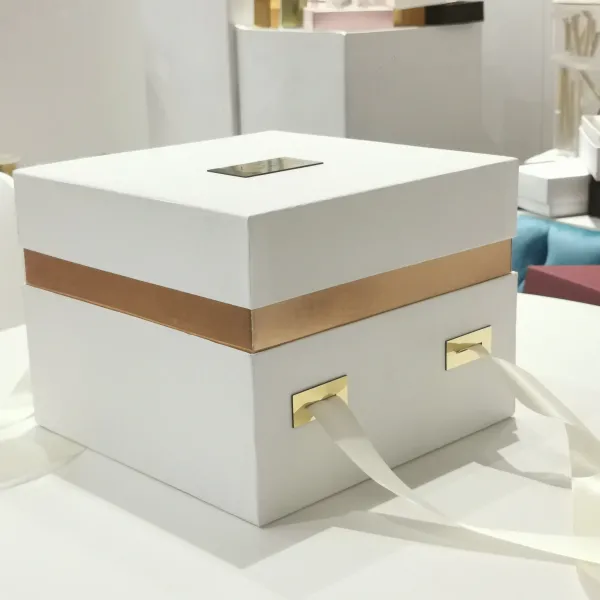 SCATOLA LUXURY PANETTONE CON DETTAGLI IN ORO