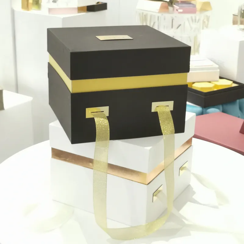 SCATOLA LUXURY PANETTONE CON DETTAGLI IN ORO