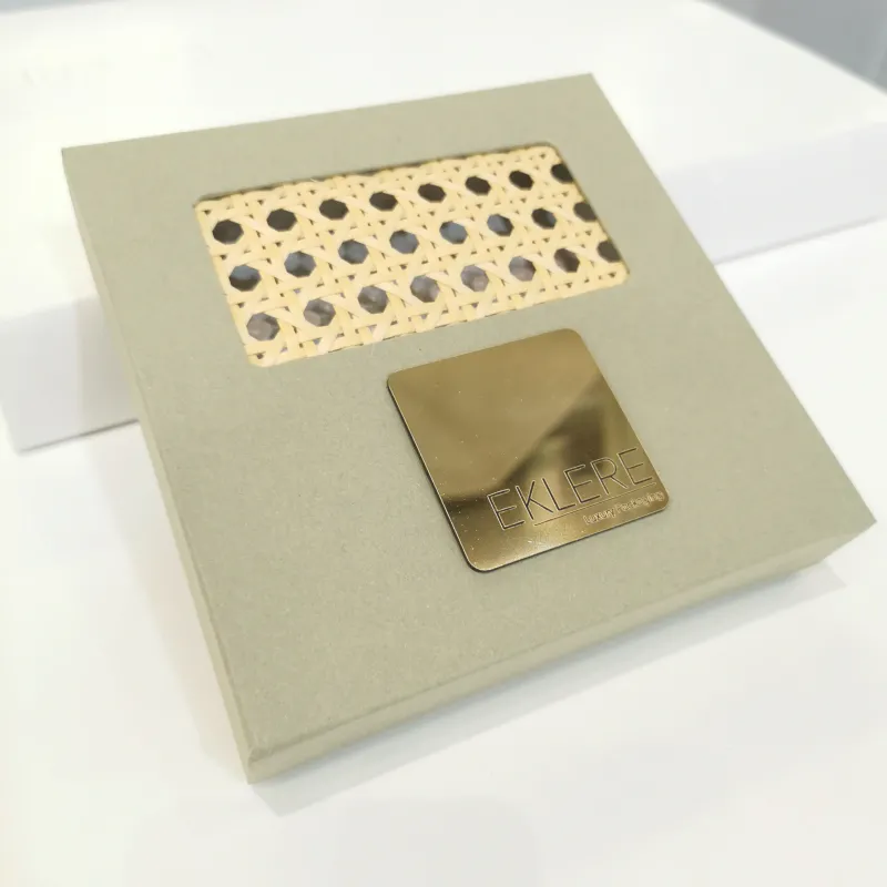 SCATOLA ROMANTICA CON PARTICOLARE IN PAGLIA DI VIENNA