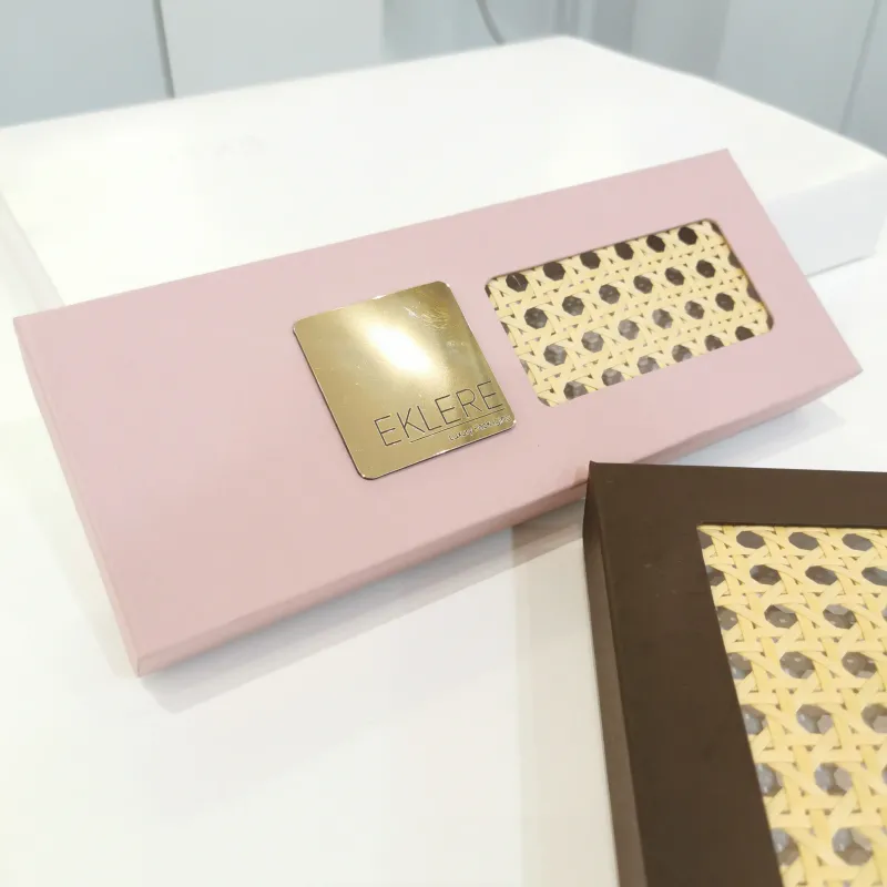 SCATOLA ROMANTICA CON PARTICOLARE IN PAGLIA DI VIENNA