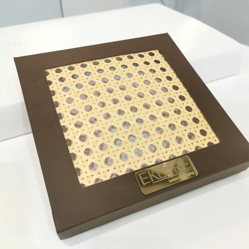 SCATOLA ROMANTICA CON PARTICOLARE IN PAGLIA DI VIENNA