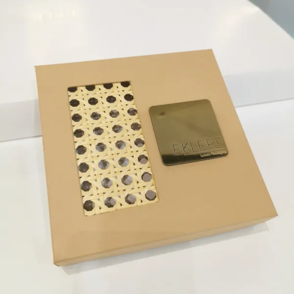 SCATOLA ROMANTICA CON PARTICOLARE IN PAGLIA DI VIENNA