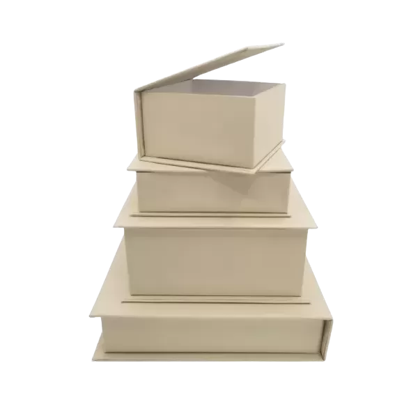 Scatola a libro rivestita in carta perlata, misure 145x145x30mm circa