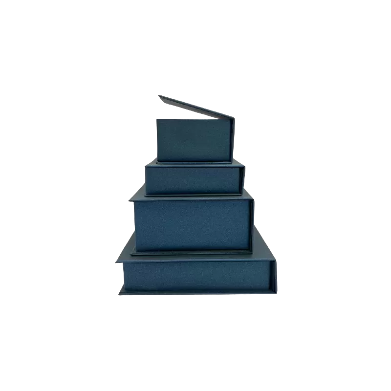 Scatola a libro rivestita in carta perlata, misure 145x145x30mm circa